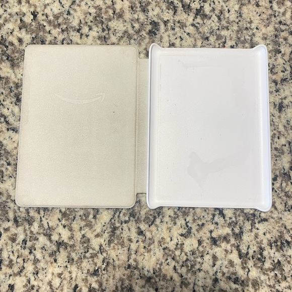 Kindle case 6.8” - Picture 2 of 3